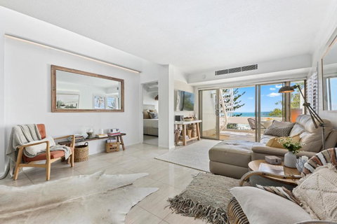 Luxury Beachside Apartment - New Castle Holiday 3