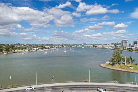 The Hamilton (I715) - New Castle Holiday 3