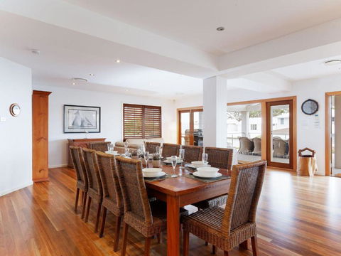 Beauty & The Beach 88 Foreshore Drive Large Home With WIFI & Water Views - New Castle Holiday 4