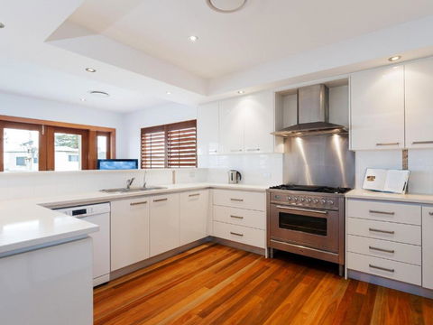 Beauty & The Beach 88 Foreshore Drive Large Home With WIFI & Water Views - New Castle Holiday 6