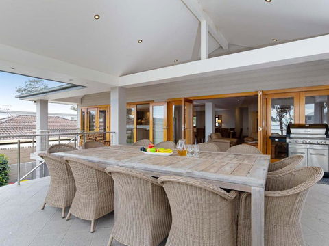 Beauty & The Beach 88 Foreshore Drive Large Home With WIFI & Water Views - New Castle Holiday 3