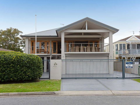 Beauty & The Beach 88 Foreshore Drive Large Home With WIFI & Water Views - New Castle Holiday 1