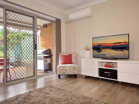 9 Bushmans 24 Tomaree Street Air Conditioned Centrally Located To Town - New Castle Holiday 3