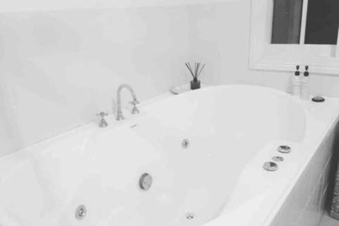 Eumundi Stay ( & Double Person Spa Bath) - New Castle Holiday 4