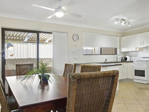 DAVIES STREET MOLLYMOOK 4 / 14 - New Castle Holiday 2