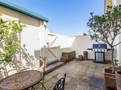 SEAVIEWS MORNINGTON.... - New Castle Holiday 1