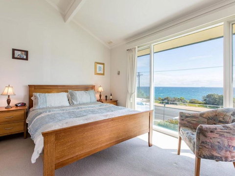 SEAVIEWS MORNINGTON.... - New Castle Holiday 2