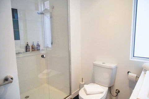 Trendy Modern 2BD Apartment Close To Beach & City - New Castle Holiday 5