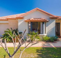 Oceania Cottage LJHooker Yamba - New Castle Holiday