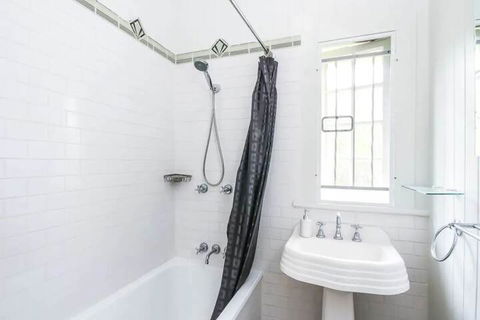 Quiet 3 Bedroom House In Albion With Parking - New Castle Holiday 3