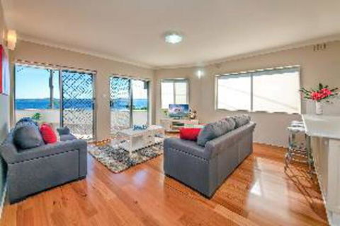 3 Bedroom Apartment Bayview Towers Unit 1 - New Castle Holiday 1