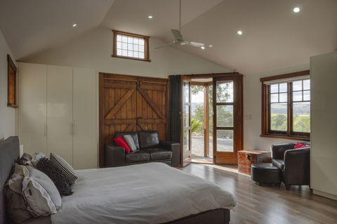 131 Your Vineyard Home In The Heart Of The Vale - New Castle Holiday 0