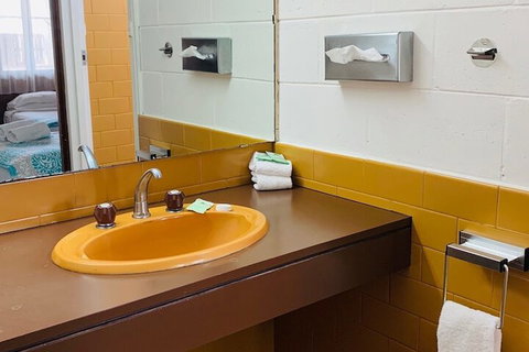 The Caledonian Hotel Motel - New Castle Holiday 2