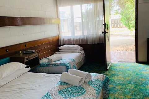 The Caledonian Hotel Motel - New Castle Holiday 6