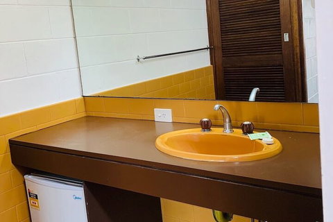 The Caledonian Hotel Motel - New Castle Holiday 4