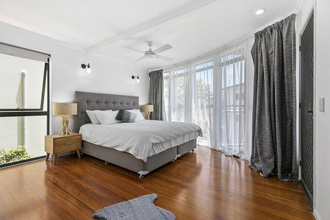 Stunning Beach Front Villa At Castaway Cove - New Castle Holiday 6