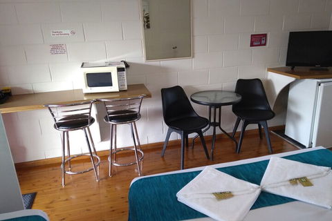 Kew Motel - New Castle Holiday 6