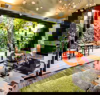 Corinda Contemporary - New Castle Holiday