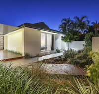 Just in Paradise Waterfront 5 Bedroom Deluxe House Central Broadbeach Location - New Castle Holiday