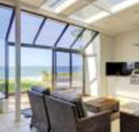 Whispering Sands 10 Sandy Point Road Luxury waterfront home with aircon WIFI  Foxtel - New Castle Holiday