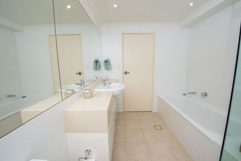 A Yachtsmans Rest Unit 4, 37 Victoria Parade - New Castle Holiday 1