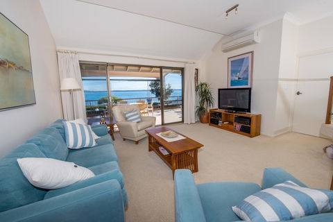 A Yachtsmans Rest Unit 4, 37 Victoria Parade - New Castle Holiday 3