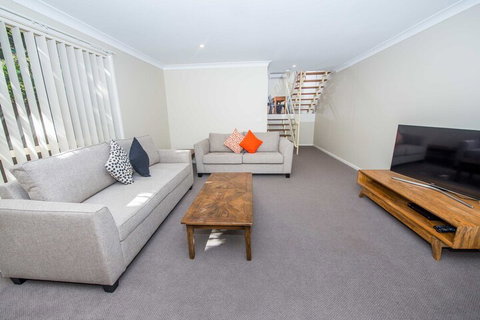 Stockton Street 1 / 72 - New Castle Holiday 4