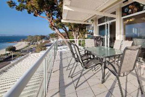 3 Bedroom House Classic View 2 / 49 Victoria Parade FREE WIFI - New Castle Holiday 3