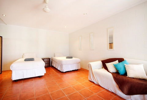 Hideaway Retreat Beach House With Pool - New Castle Holiday 4