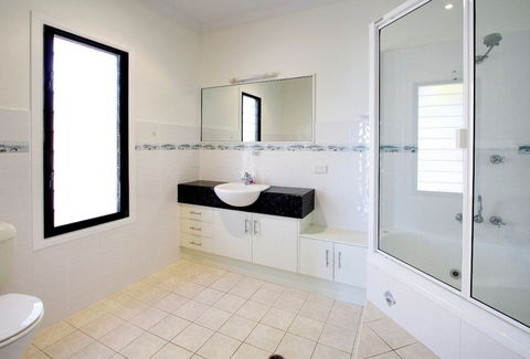 Hideaway Retreat Beach House With Pool - New Castle Holiday 5