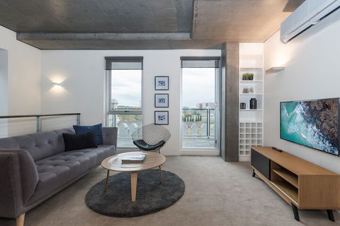 Luxury East Melbourne Apartment - New Castle Holiday 7