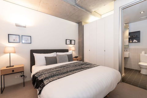 Luxury East Melbourne Apartment - New Castle Holiday 6