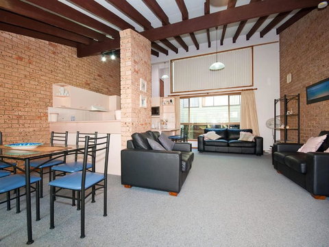 Gowrie Avenue Bay Parklands Townhouse 06 2 - New Castle Holiday 6