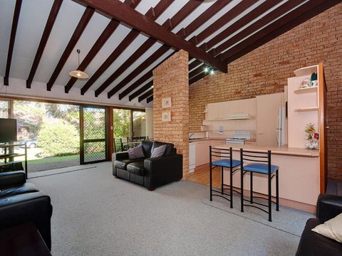 Gowrie Avenue Bay Parklands Townhouse 06 2 - New Castle Holiday 4