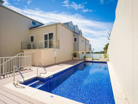 Wharf Apartment Unit 5 - New Castle Holiday 4