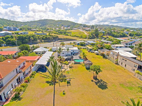 Driftwood On The Beach - New Castle Holiday 1