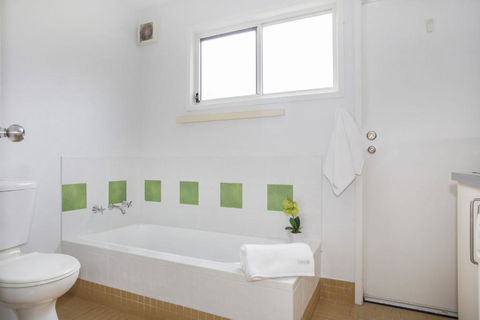 1 / 31 Ocean Street A Relaxing Coastal Retreat - New Castle Holiday 3