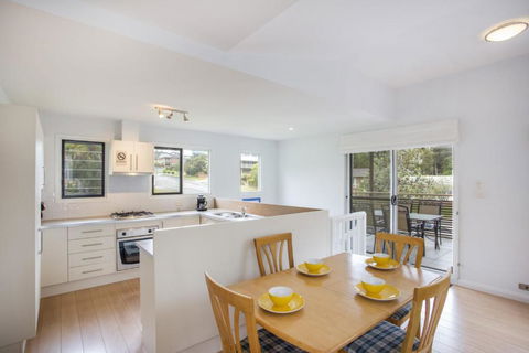 1 / 31 Ocean Street A Relaxing Coastal Retreat - New Castle Holiday 4