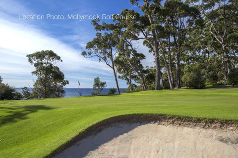 2 / 81 Clyde St. Villa De Golf At Mollymook - New Castle Holiday 3