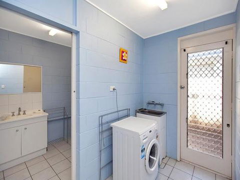 Roderick Street 52 Moffat Beach - New Castle Holiday 5