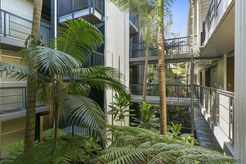 Footsteps To The Heart Of Noosa And A View! - New Castle Holiday 1