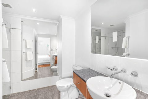 Belle Escapes - Sapphire Suite Absolute Beachfront Alamanda Resort 17 - New Castle Holiday 6