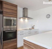 SKY GARDENS SUNSET RIVER VIEW NETFLIX WINE PARKING - New Castle Holiday