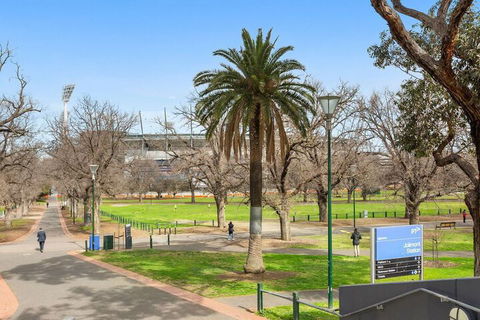 JOLI Directly Opposite MCG - New Castle Holiday 6
