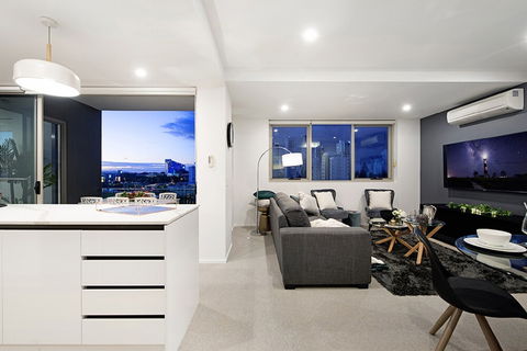 NEO Apartments Holidays Gold Coast - New Castle Holiday 2