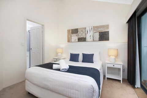 Pine Court Apartments - New Castle Holiday 7