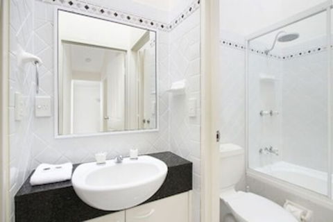 Pine Court Apartments - New Castle Holiday 4