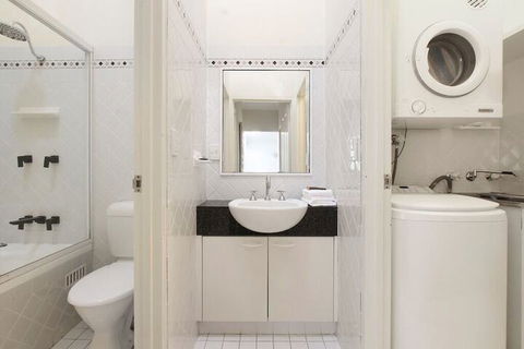 Pine Court Apartments - New Castle Holiday 3