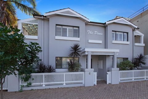 Pine Court Apartments - New Castle Holiday 1