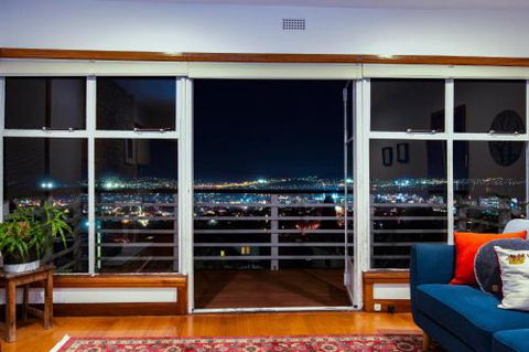 Lofty Views City Stunner! - New Castle Holiday 0